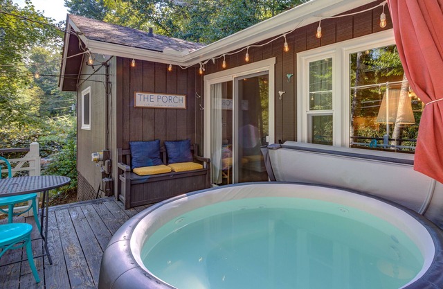 New! Cottage On The Rocks, Pet Friendly, Hot Tub, Central Location