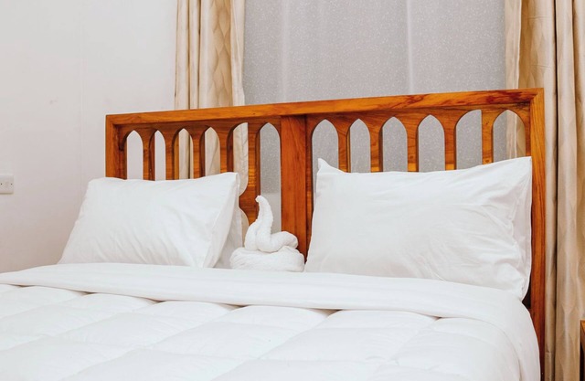 New Cozy 2 bedroom apartment w/free Wi-Fi, Ample Parking & balcony view.