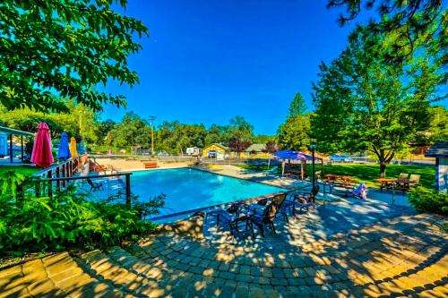 NEW! Cozy & Secluded House w/Deck - Near Yosemite!