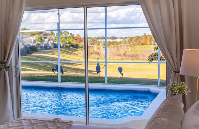 New! Delightful Retreat close to Disney - 2 Kings. Free heated pool.