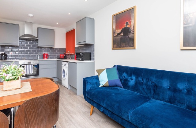 New, Designer 2 Bed Stylish Apartment close to Horsham Town.
