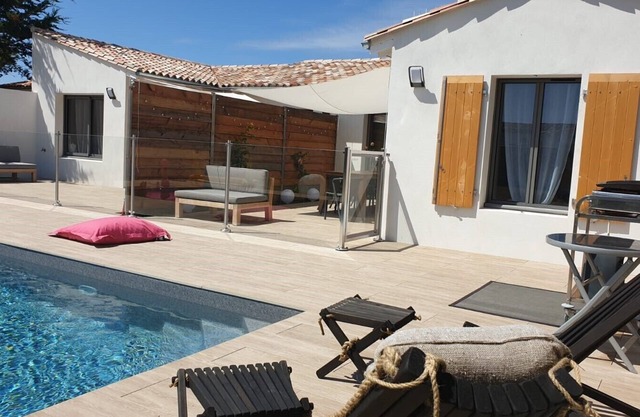 New luxury villa open onto garden and heated swimming pool 150m from the coast