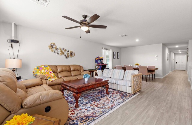 New Fun Games 4BR Spacious House 8 Min to Lackland/AFB/BMT 16 MIN to SeaWorld