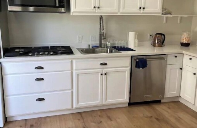 New Guesthouse! w/Full Kitchen!