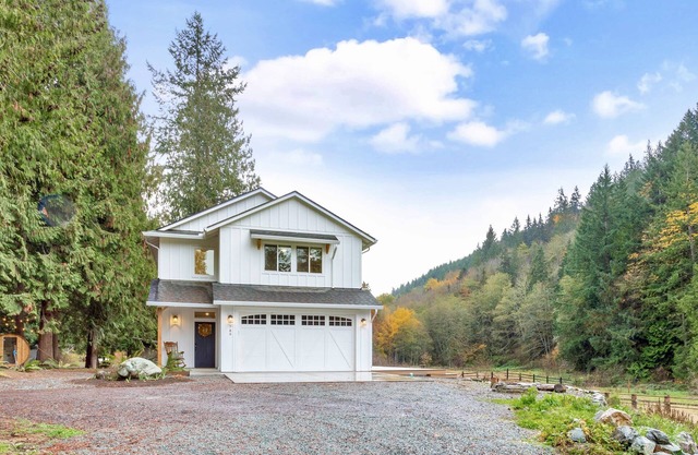 New home on peaceful 5acr +hotub & dry sauna - Close to biking/hiking & downtown