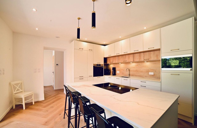 New house, heated pool, enclosed garden. Near historic center Périgueux