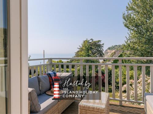 NEW JULY 2025 - Grand Clifftop Duplex with Panoramic Views, Games Room & Stylish Interiors in Shanklin Old Village