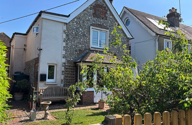 *New Listing* Charming flint cottage. Off road parking. Child and pet friendly.