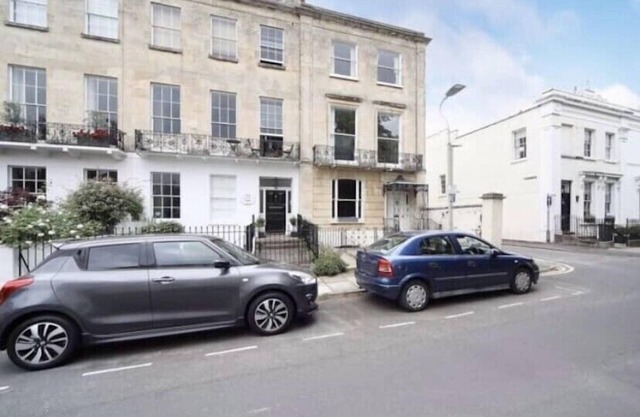 NEW LISTING - Chic Apt in Central Cheltenham Free Permit Parking