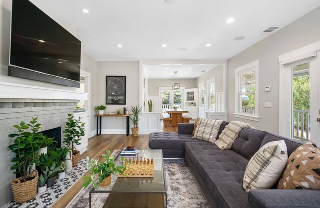 NEW LISTING ! NEWLY REMODELED HISTORIC HOME NEAR DOWNTOWN!