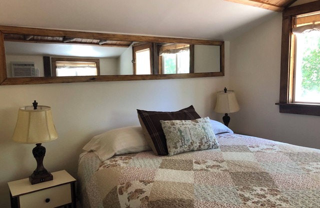 New Listing! Restored Vintage Cabin near Bryce, Grand Staircase. Great views!