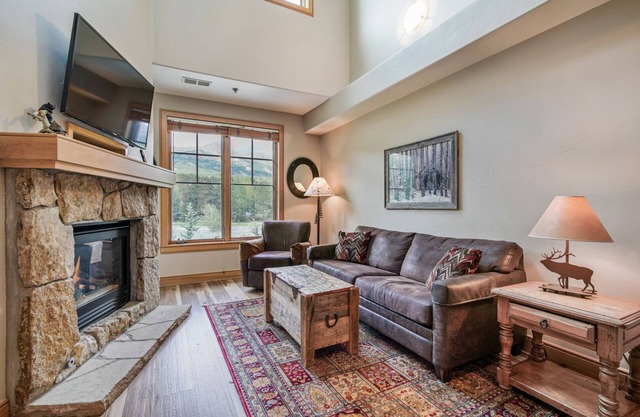 New Listing! Walk To Ski, Private Hot Tub, Fitness Room, Garage, Great Views