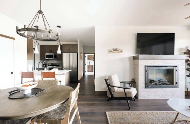 New Luxe Condo | Hot Tub | Minutes to WP! | Fraser