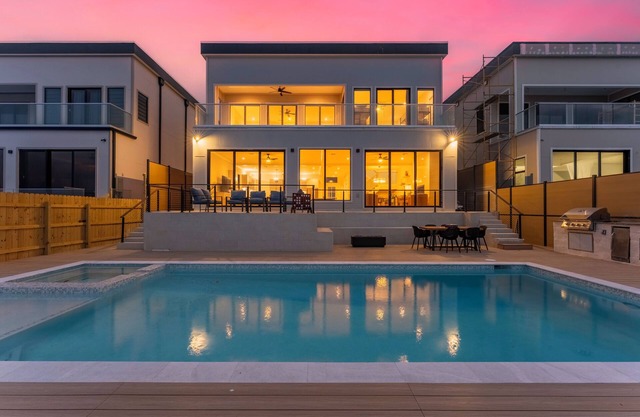 NEW LUXURY 4,000 SF Waterfront Home w/Pool , Sleeps 20