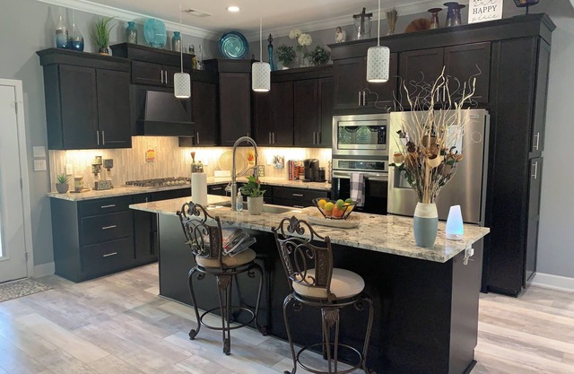New Luxury 4BD House w/Hot Tub 5 mins from the Lake, Oaklawn & Shopping!