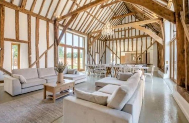 New Luxury barn with pool table nr southwold