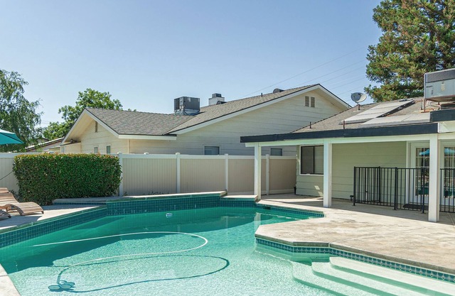 New! Luxury Getaway Villa, 4BD/3Bath w/ Pool!