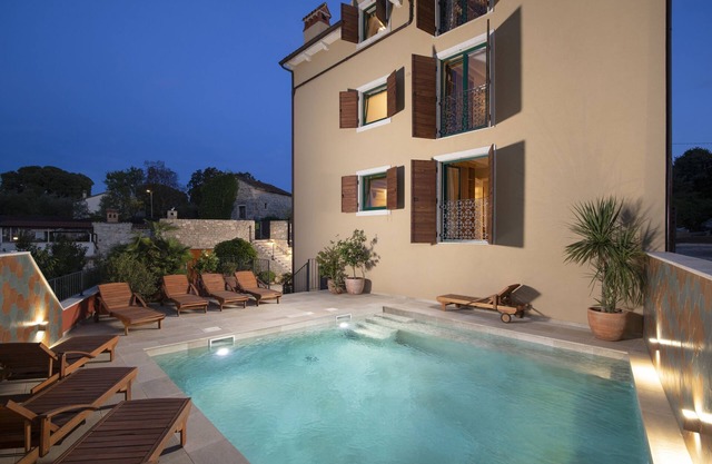 NEW Luxury Villa Casa Nova with Game Room, Summer kitchen and heated Pool