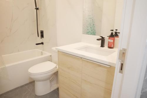 New Luxury Walkout Suite Near University-BY ROOM
