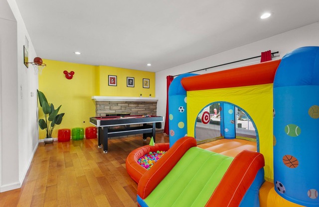 NEW Magical Family Fun! 10 Mins to Disneyland, Private Pool/Bounce House!