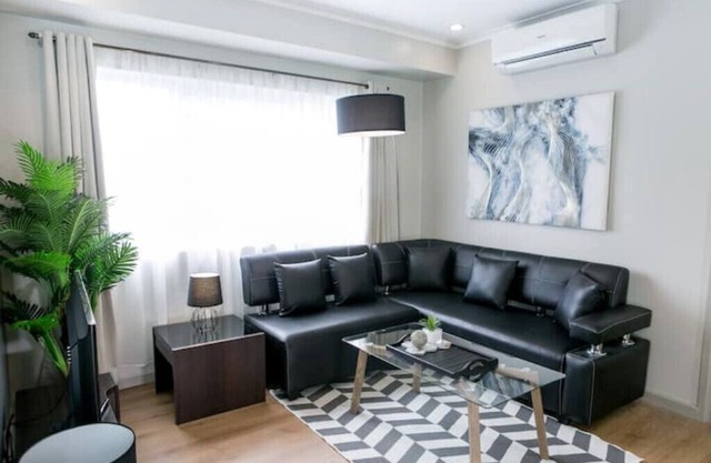 New! Modern 2 BR in BGC - Fast Wi-fi 58" UHD TVn