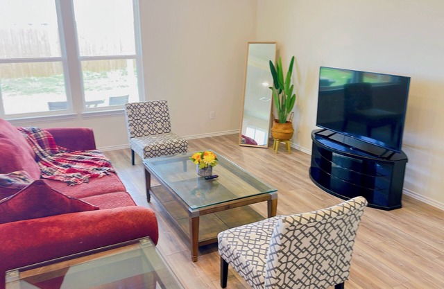 New! Modern & Bright Home/Large Backyard/Pet OK/Monthly Discount