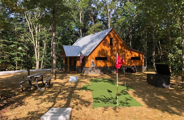 New! Modern Cabin w/Hot Tub, Fire Pit, Private; 2 miles to Cloudland Canyon, Hiking, McLemore Golf