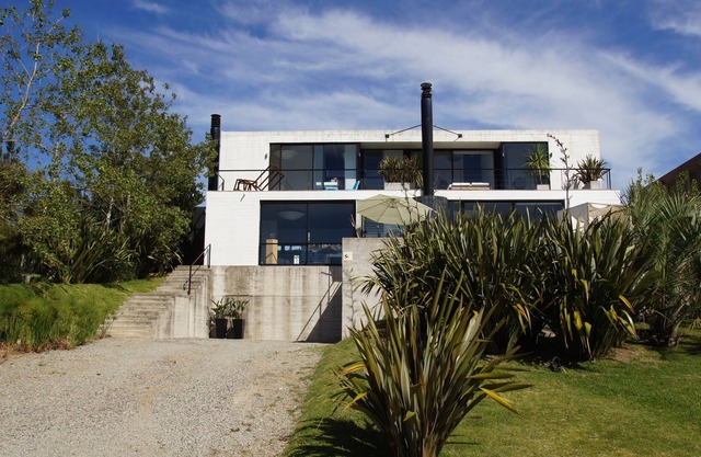 New Modern Home with Sea Views near the Beach