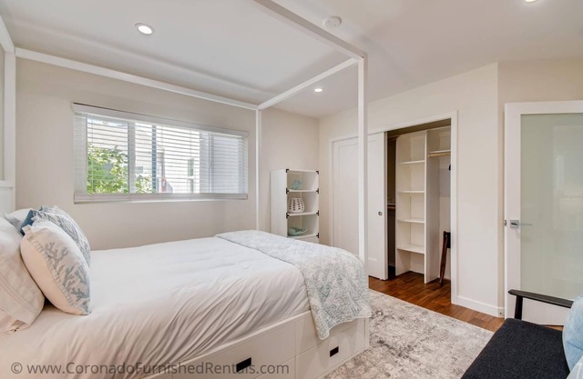 NEW Modern Island Getaway, sleeps 6, Dog Friendly!