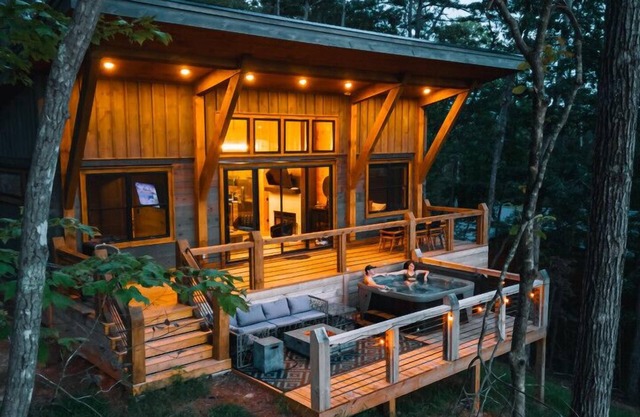 New Modern Treehaus w/Views, Hot tub. 2/2 + loft