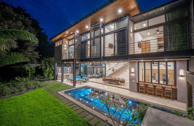 New Modern Villa 200 meters from best beach entrance in Guiones