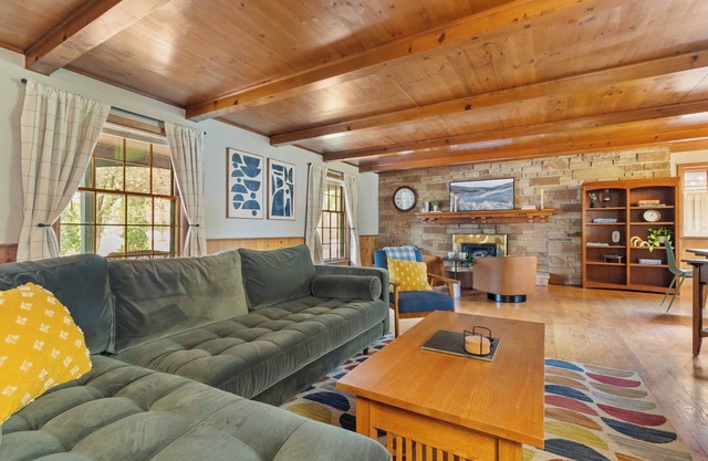 NEW OWNER SPECIAL>Cottage on 6th