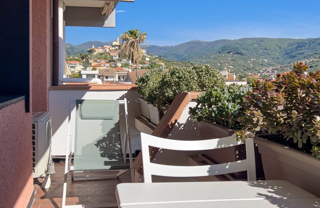 New, panoramic apartment in Diano Castello