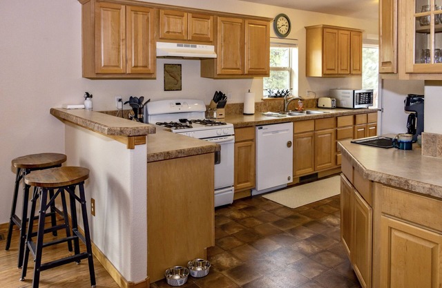 NEW Peaceful Mountain retreat w/firepit - dog friendly