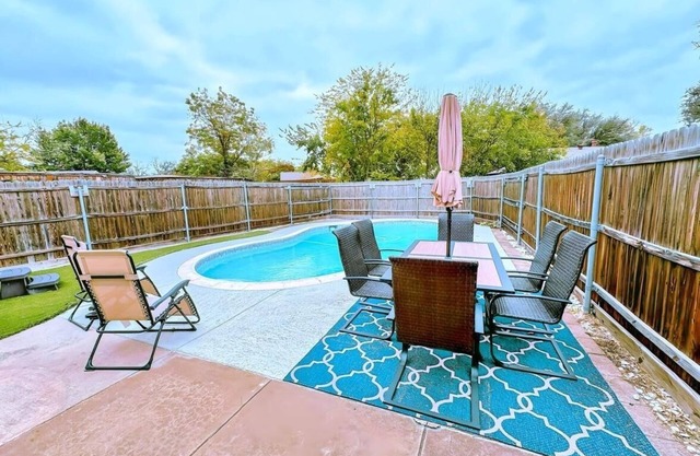 New! Pool, Sauna & Wellness Retreat. Spacious home! 3Bed 2Bath.