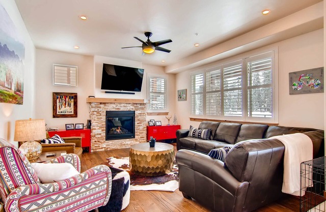 New Private Hot Tub: Downtown, Walk to Town, Pets OK, Luxury Finishes, Near Bus
