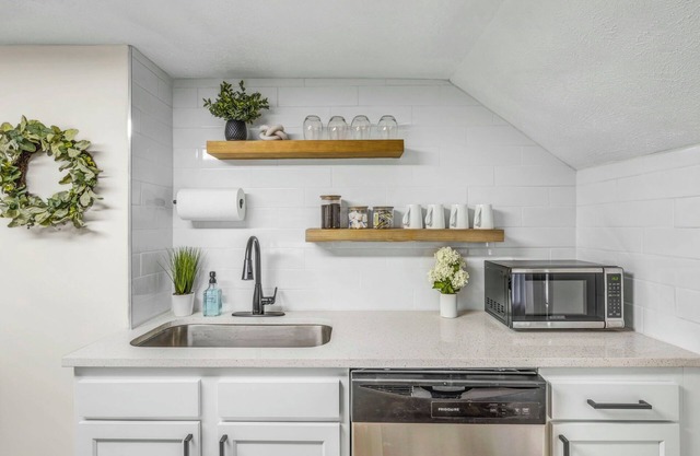 New! Renovated 1BR w/King: Modern Comfort