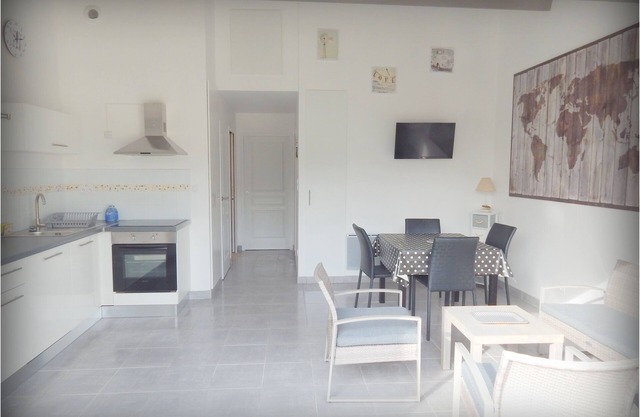 New rental 100 m by the sea