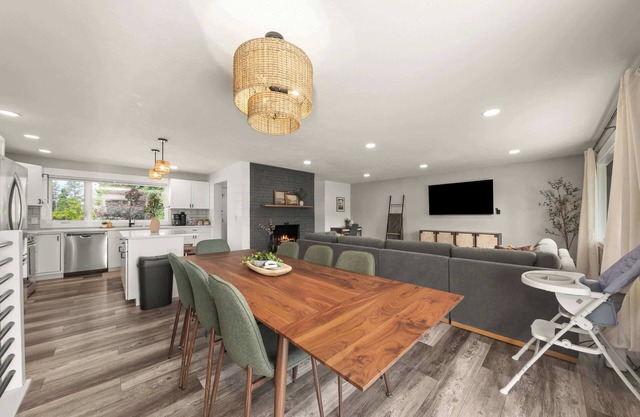 NEW Roomy Home for Families Private Hot Tub!