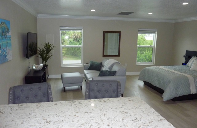 New Studio Apartment.Free internet.Privacy, Close to the Mall.
