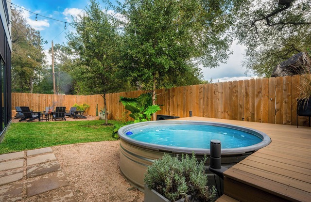 New Stylish 3/2 Home Mins to DT I Pool/Hot Tub & Firepit!