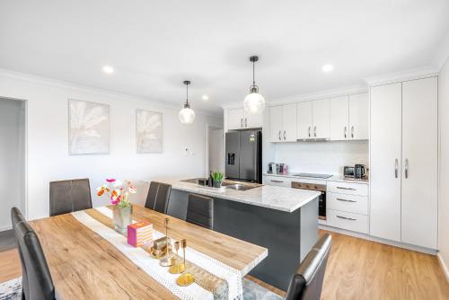 New Stylish Family Escape with Deck - 7 mins to MONA