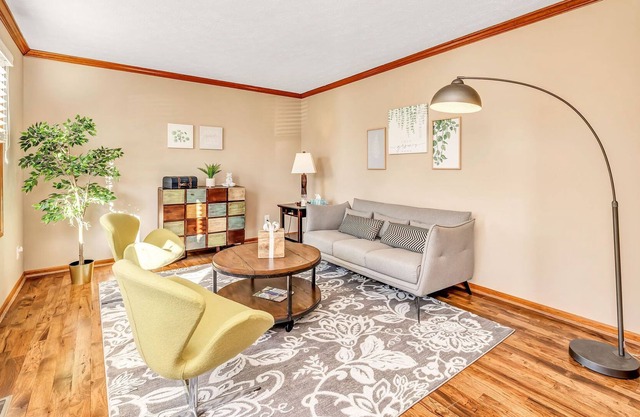 New★ Stylish & Spacious ~ 5★ Location, ♛Royal Beds, | Sleeps 10