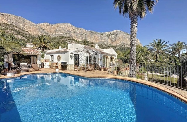New To Market - Summer Sensation! Sleeps 8