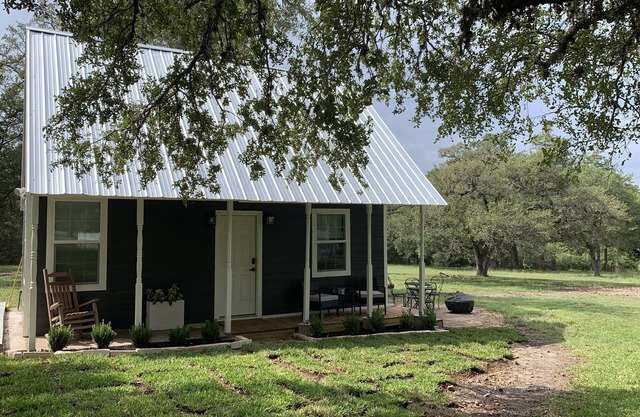 NEW TO VRBO - Perfect Location - Gray Moss Farm Cottage