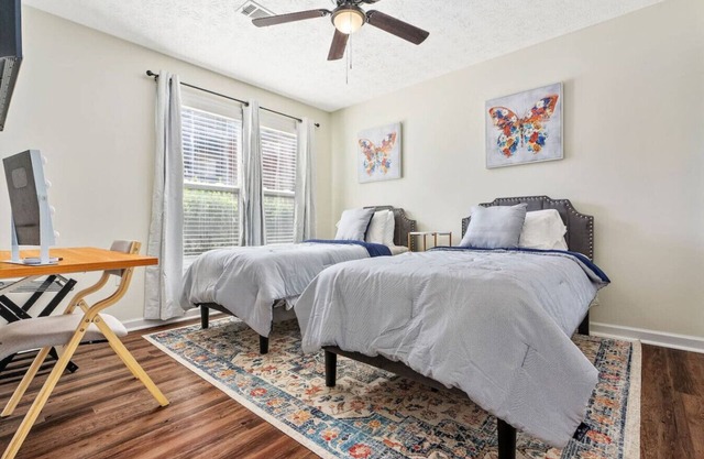 New Twin Bedroom (2 Twin Beds) inside a 4 BR Condo/New AU Oasis 2 Mins to Downtown & Stadium