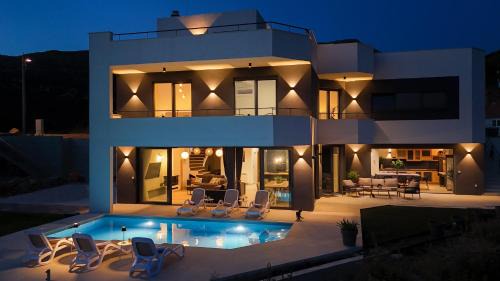 New, villa Bond Dubrovnik, beautiful sea view near beach with heated pool