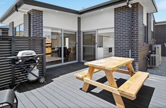 New Villa in the Vineyards-20 mins to CBD