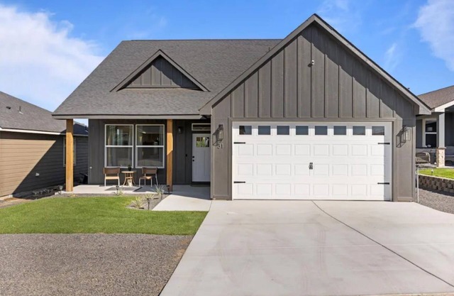 NEWER Home-HotTub 3 bd. Golf Course-Lake View!
