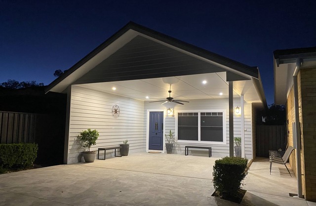 Newly built 2 bedroom retreat.Centrally located Pet friendly.